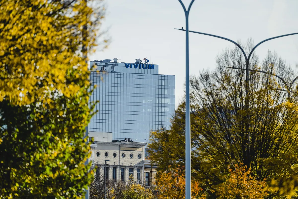 Vivium gebouw achter de bomen