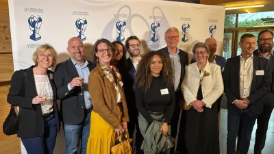 Groepsfoto van collega's van P&V Groep op de uitreiking van de Decavi-trofeeën Non-Life 2025