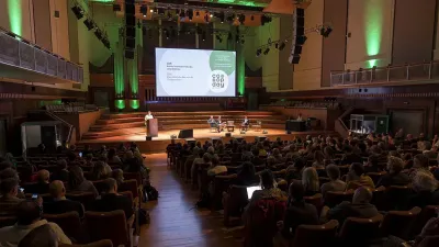 Foto van het publiek en het podium in zaal Flagey tijdens Coopday 2025